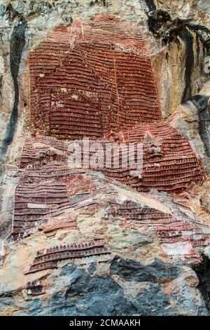 Statue Di Buddha Nella Grotta Di Yathaypyan Kawgungu, Hpa An , Myanamar, Ex Birmania Foto Stock