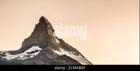 Zermatt, Svizzera. Monte Cervino vicino Lago Grindjisee con fiori in primo piano. Cantone del Vallese. Foto Stock
