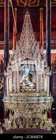 Buddha nel monastero di Nga Phe Kyaung sul lago Inle, Myanmar ex Birmania. Conosciuto anche come il Monastero di Gatto di salto. Foto Stock