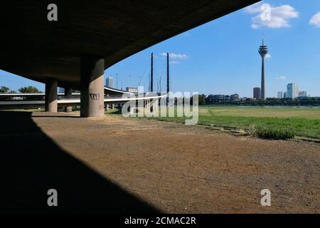 Lo skyline di Düsseldorf con la torre della televisione, il parlamento di stato e la porta della città come visto da sotto la Kniebrücke di Oberkassel. Foto Stock