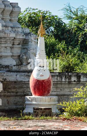 Rovine dell'antico regno di Ava Amarapura nello stato di Mandalay Myanmar, ex Birmania. Monastero di Maha Aung Mye Bon Zan, Ava, vicino a Mandalay Foto Stock