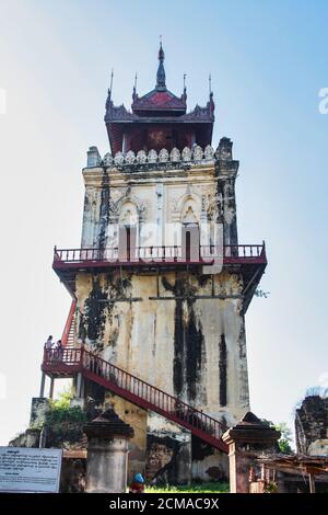 Rovine dell'antico regno di Ava Amarapura nello stato di Mandalay Myanmar, ex Birmania. Monastero di Maha Aung Mye Bon Zan, Ava, vicino a Mandalay Foto Stock