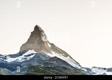 Zermatt, Svizzera. Monte Cervino vicino Lago Grindjisee con fiori in primo piano. Cantone del Vallese. Foto Stock