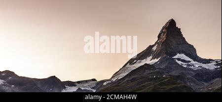Zermatt, Svizzera. Monte Cervino vicino Lago Grindjisee con fiori in primo piano. Cantone del Vallese. Foto Stock