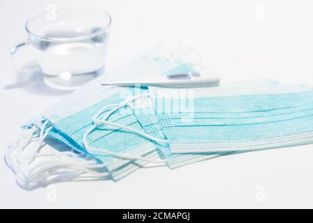 Maschera medica antivirale per la protezione contro l'influenza, malattie coronavirus. Maschera chirurgica protettiva. Bendaggio respiratorio medico viso. Arrestare l'epide globale Foto Stock