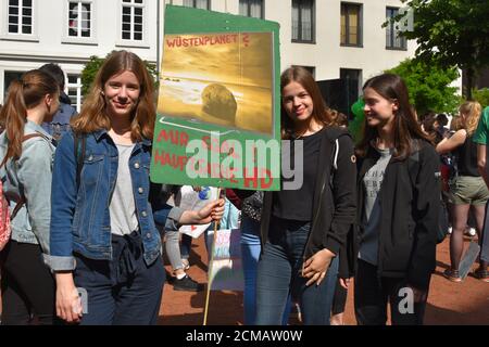 I partecipanti con i loro poster al venerdì per la futura dimostrazione Sulla Giornata mondiale del cambiamento climatico a Duesseldorf Foto Stock