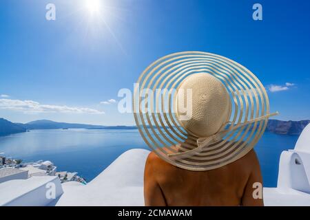 Donna in vacanza sull'isola di Santorini in Grecia Foto Stock