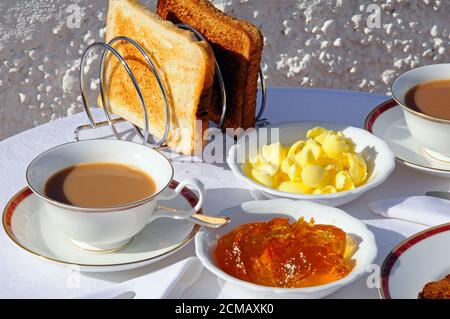 Toast con marmellata e burro e tè appena fatto. Foto Stock