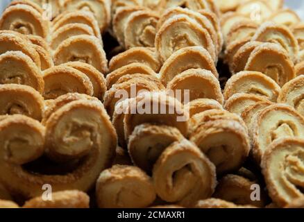 I biscotti Golden Palmier, biscotto croccante fatto di pasta sfoglia, arrotolati per creare i famosi strati sfarzosi, a forma di foglia di palma e ricoperti di zucchero Foto Stock