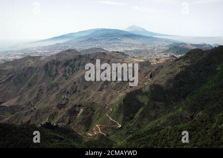 Vista verso il Monte Teide da Pico Ingles, in Anaga Mountains, alta quota panoramica e chiara prospettiva che si estende su montagne, burroni e foreste Foto Stock