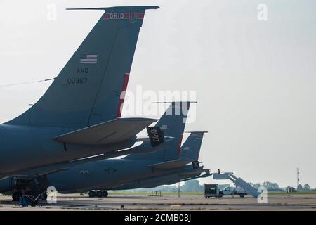 KC-135 Stratotankers dalla 121esima ala di rifornimento dell'aria siedono sulla linea di volo alla base della Guardia nazionale dell'aria di Rickenbacker, Ohio, 10 settembre 2020. I KC-135 hanno fornito il rifornimento aereo principale dell'esercito per più di 50 anni. (STATI UNITI Air National Guard foto di Airman prima Classe Mikayla Gibbs) Foto Stock