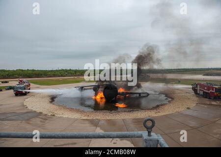 Due 7th Civil Engineer Squadron Rosenbauer Panther Fire Trucks spengono un incendio su un aereo addestratore incendio a Dyess Air Force base, Texas, 15 settembre 2020. Il camion fuoco di Rosenbauer Panther è un veicolo di salvataggio e antincendio dell'aereo che si specializza nella risposta di emergenza e nel salvataggio dei passeggeri durante gli incendi e le emergenze dell'aeromobile. (STATI UNITI Air Force foto di Airman prima Classe Colin Hollowell) Foto Stock