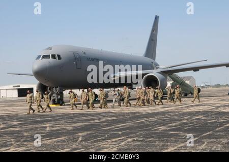 I membri della 185a Ala di rifornimento dell'aria della Guardia nazionale aerea dell'Iowa escono a KC-46 Pegasus dalla 157a Ala di rifornimento dell'aria della Guardia nazionale dell'aria del New Hampshire il 14 settembre. Gli Airmen facevano parte di un esercizio di mobilità che ha testato la capacità dell'unità di distribuirlo in una nuova sede e di svolgere la sua missione. Foto Stock