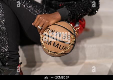 HENDERSONVILLE, STATI UNITI - 05 settembre 2018: Un primo piano di afashionable donna borsa da basket. Foto Stock