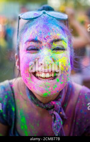 ritratto colorato di giovane donna che si gode su holi festival indù Foto Stock