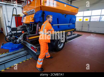 Teterow, Germania. 09 settembre 2020. Il tirocinante Till Breitsprecher (l) lavora con il formatore Matthias Schubert su un rimorchio spanditore nell'officina del veicolo nel deposito di manutenzione stradale. Nel deposito di manutenzione stradale di Teterow, i futuri assistenti stradali per il Meclemburgo-Vorpommern sono addestrati. Il reparto di manutenzione stradale è responsabile di circa 200 chilometri di strade statali e federali. Credit: Jens Büttner/dpa-Zentralbild/ZB/dpa/Alamy Live News Foto Stock