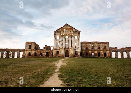 Palazzo Ruzhany, edificio in rovina di Sapieha nel villaggio, quartiere di Pruzhany, provincia di Brest, Bielorussia occidentale, vista frontale Foto Stock