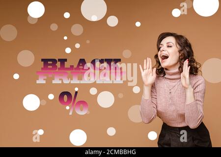 Happy lady entusiasta delle vendite e degli sconti durante il Black friday Foto Stock