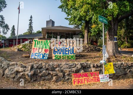 Ben Lomond, Stati Uniti. 16 Set 2020. BEN LOMOND, CALIFORNIA - SETTEMBRE 16: Segni esposti fuori del ben Lomond Volontario Fire Department dopo il CZU Lightning Complex incendio di varie parti di Felton nella contea di Santa Cruz, California, Stati Uniti, il Giovedi, 20 agosto 2020. Dall'inizio dell'anno, gli incendi boschivi hanno bruciato oltre 3.2 milioni di ettari in California. Dall'agosto 15, quando l'attività degli incendi della California è aumentata, ci sono stati 25 decessi e più di 4,200 strutture distrutte. Credito: Imagespace/Alamy Live News Foto Stock