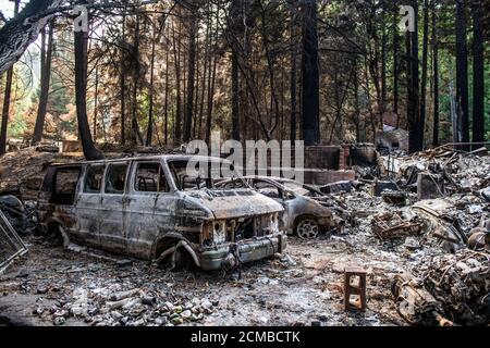 Ben Lomond, Stati Uniti. 16 Set 2020. BEN LOMOND, CALIFORNIA - SETTEMBRE 16: Una vista generale bruciò i veicoli su Alba Road dopo il complesso di CZU Lightning che si è guastato attraverso parti di Felton nella contea di Santa Cruz, California, Stati Uniti, giovedì 20 agosto 2020. Dall'inizio dell'anno, gli incendi boschivi hanno bruciato oltre 3.2 milioni di ettari in California. Dall'agosto 15, quando l'attività degli incendi della California è aumentata, ci sono stati 25 decessi e più di 4,200 strutture distrutte. Foto: Chris Tuite/ImageSPACE Credit: Imagespace/Alamy Live News Foto Stock