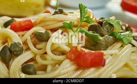 Spaghetti al pesto di capperi, pasta con salsa di capperi. Cucina siciliana, piatti tradizionali italiani assortiti, vista dall'alto. Foto Stock