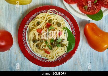 Spaghetti al pesto di capperi, pasta con salsa di capperi. Cucina siciliana, piatti tradizionali italiani assortiti, vista dall'alto. Foto Stock