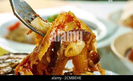 Ricotta Eggplant Pasta Timbale, cucina siciliana, piatti tradizionali italiani assortiti, Vista dall'alto. Foto Stock