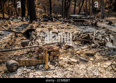 Bonny Doon, California, Stati Uniti. 16 Set 2020. Una visione generale dei danni alla proprietà su Empire Grade dopo che il complesso di Fulmine CZU ha strappato il fuoco attraverso parti di Felton nella contea di Santa Cruz, California, Stati Uniti, il giovedì 20 agosto 2020. Dall'inizio dell'anno, gli incendi boschivi hanno bruciato oltre 3.2 milioni di ettari in California. Dall'agosto 15, quando l'attività degli incendi della California è aumentata, ci sono stati 25 decessi e più di 4,200 strutture distrutte. Foto: Chris Tuite/ImageSPACE/MediaPunch Credit: Media Punch Inc/Alamy Live News/Alamy Live News Foto Stock