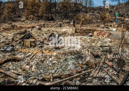 Bonny Doon, California, Stati Uniti. 16 Set 2020. Una visione generale della proprietà distrutta su Empire Grade dopo il complesso di Fulmine CZU che ha devastato le parti di Felton nella contea di Santa Cruz, California, Stati Uniti, giovedì 20 agosto 2020. Dall'inizio dell'anno, gli incendi boschivi hanno bruciato oltre 3.2 milioni di ettari in California. Dall'agosto 15, quando l'attività degli incendi della California è aumentata, ci sono stati 25 decessi e più di 4,200 strutture distrutte. Foto: Chris Tuite/ImageSPACE/MediaPunch Credit: Media Punch Inc/Alamy Live News/Alamy Live News Foto Stock