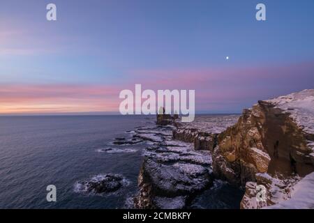 Luna Dawn a Londragnar Towers in Islanda Occidentale Foto Stock