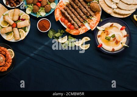 Cucina araba: Piatti tradizionali assortiti su un tavolo, con copyspace Foto Stock