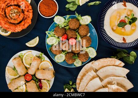 Muhammara, falafel e hummus con pane pita, cibo arabico vegano Foto Stock