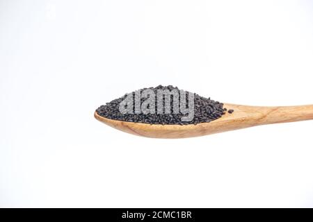 Semi di grano nel cucchiaio di legno isolato su uno sfondo bianco. Foto Stock