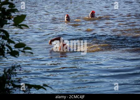 Piscina all'aperto presso il lago del castello di Hever, Kent Foto Stock