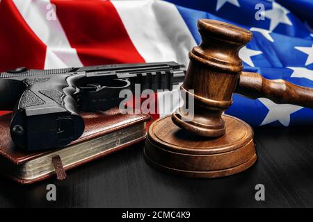 Gavel su tavolo di legno con bandiera degli Stati Uniti Foto Stock