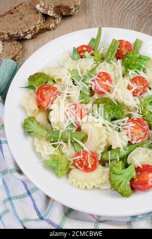 Pasta con verdure e parmigiano Foto Stock