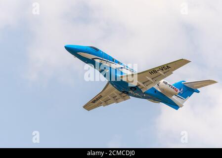 Pilatus PC-24 business jet plane HB-VSA scalando via dopo il decollo da Biggin Hill Airport, Kent, UK. Di proprietà della Pilatus Aircraft Company Foto Stock