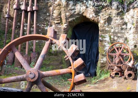 Ruote dentate e altre attrezzature minerarie presso la miniera d'oro Mitchells Gully, Charleston, vicino a Westport, Buller, South Island, Nuova Zelanda Foto Stock