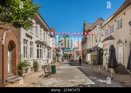 Pittoresca strada con bandiere danesi a Tonder, Danimarca, 1 giugno 2020 Foto Stock