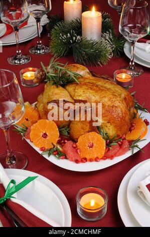 Pollo al forno al tavolo di Natale Foto Stock