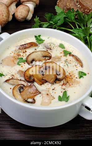 zuppa cremosa di funghi purei e pollo Foto Stock