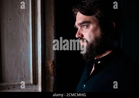 Profilo ritratto di uomo carismatico dagli occhi blu Foto Stock