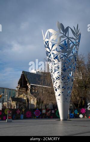 Scultura conica in acciaio e cattedrale danneggiata dal terremoto, Cathedral Square, Christchurch, Canterbury, Isola del Sud, Nuova Zelanda Foto Stock