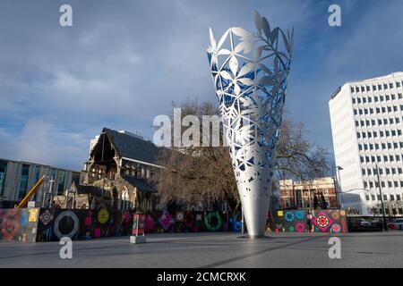 Scultura conica in acciaio e cattedrale danneggiata dal terremoto, Cathedral Square, Christchurch, Canterbury, Isola del Sud, Nuova Zelanda Foto Stock