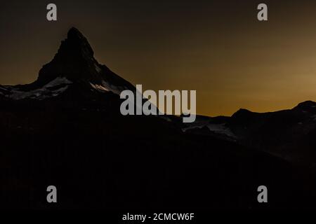 Zermatt, Svizzera. Monte Cervino vicino Lago Grindjisee con fiori in primo piano. Cantone del Vallese. Foto Stock