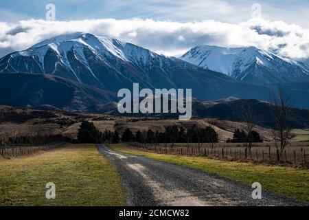Strada che conduce alle montagne, Springfield, Canterbury, Isola del Sud, Nuova Zelanda Foto Stock