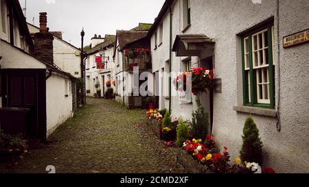 Scena stradale nel pittoresco Hawkshead Lake District UK Foto Stock