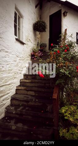 Scena stradale nel pittoresco Hawkshead Lake District UK Foto Stock