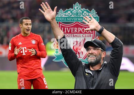 FOTOMONTAGGIO: Juergen KLOPP apparentemente vuole attirare Thiago ALCANTARA (FC Bayern Monaco) a Liverpool. Archivio foto: Thiago ALCANTARA (FCB), gesto, dà istruzioni, azione, immagine singola, singolo motivo ritagliato, mezza figura, mezza figura. Calcio 1. Bundesliga, 15th matchday, matchday15, FC Bayern Monaco (M) - SV Werder Bremen (HB) 6-1, il 14 dicembre 2019 a Muenchen ALLIANZARENA, le NORMATIVE DFL VIETANO L'USO DI FOTOGRAFIE COME SEQUENZE DI IMMAGINI E/O QUASI VIDEO. vǬ | utilizzo in tutto il mondo Foto Stock