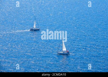 Calmo mare blu in una giornata di sole. Due yacht a vela con vela maestra. Vista aerea Foto Stock